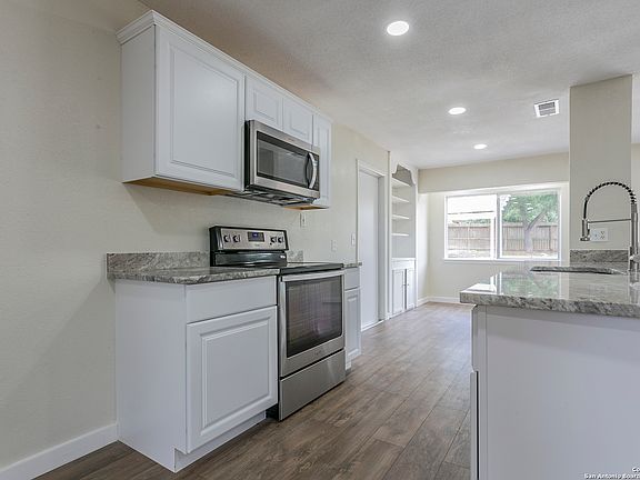 5th image of 7521 LEADING OAKS ST