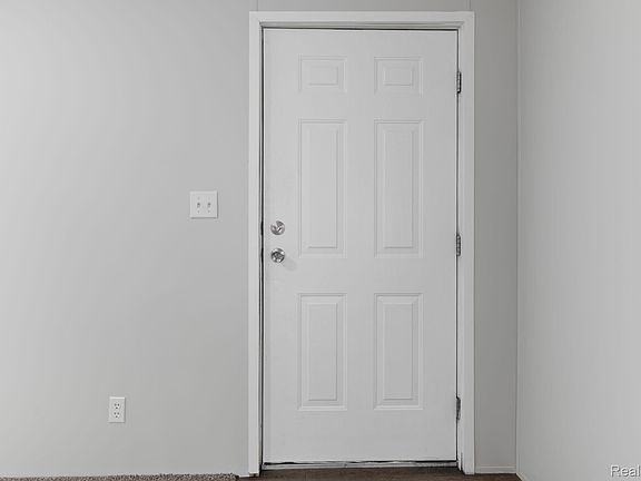5th image of 16173 Charlemagne Ave