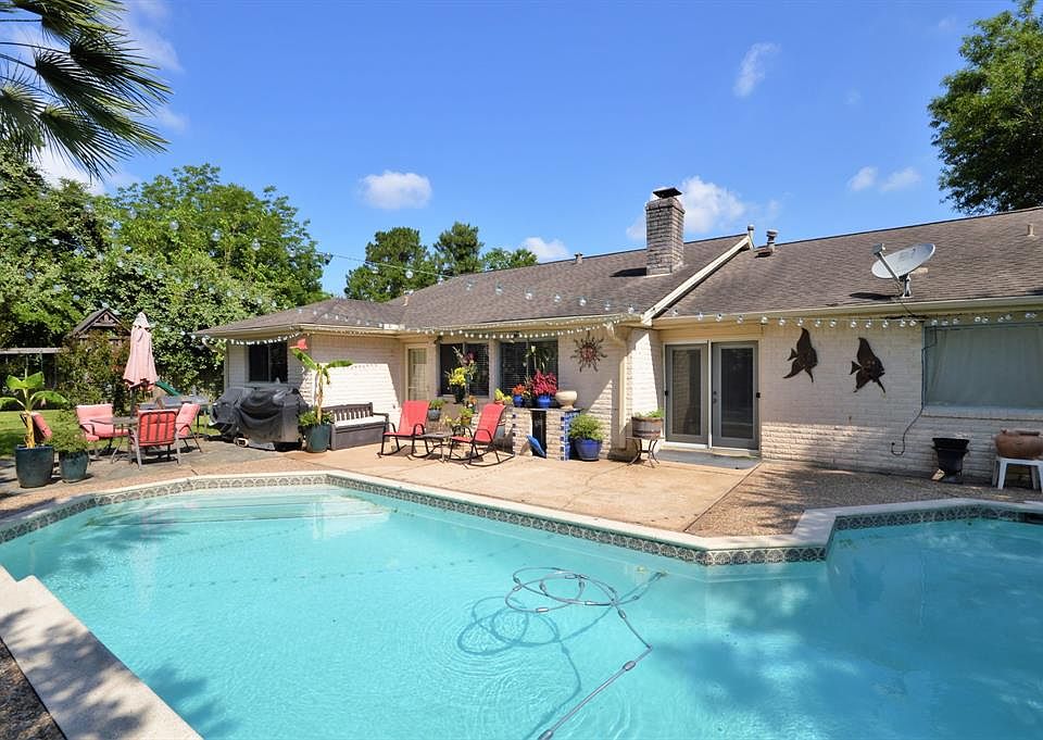 YOUR BACKYARD OASIS AWAITS YOUR FAMILY AND FRIENDS