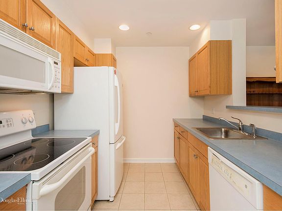 2nd image of 100 Woodcrest Ln APT 129