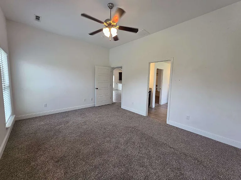 2405 Graham Ln — Photo 7