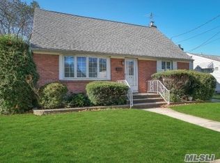 939 N 2nd St, New Hyde Park, NY 11040