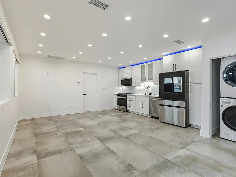 22257 Wyandotte St — Photo 12