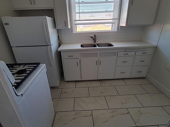 3rd image of 130 Roycroft Ave #203