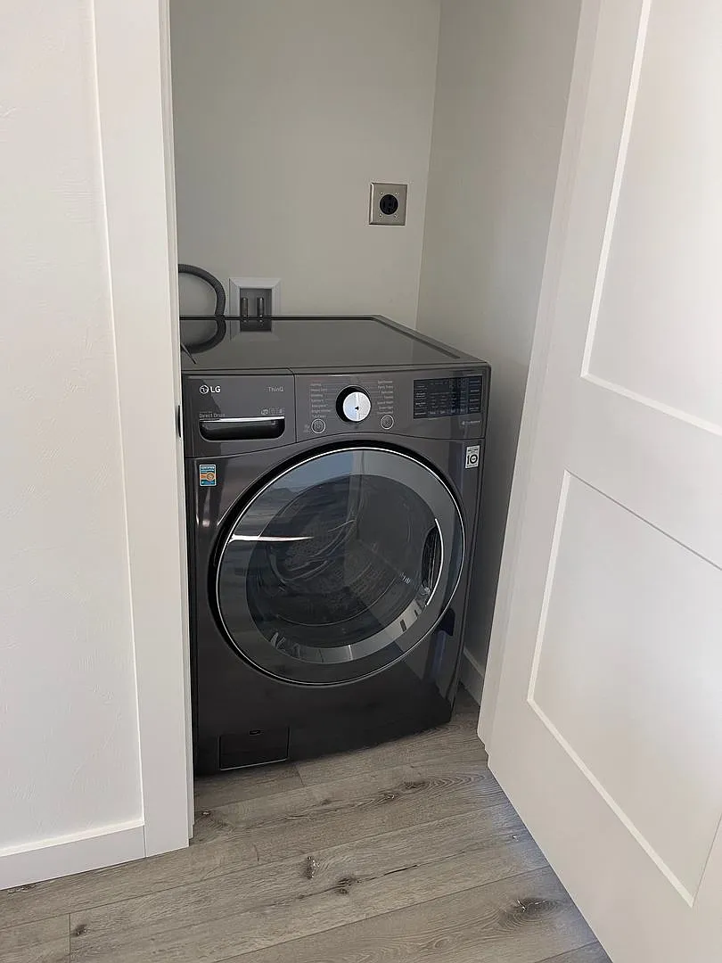 NEW! 2 Bedroom on campus! — Photo 3