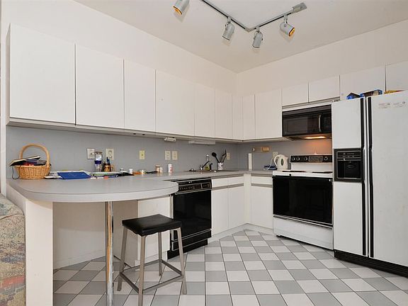 4th image of 75 Liberty Ave #423