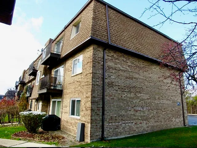 Bay Colony Dr — Photo 1