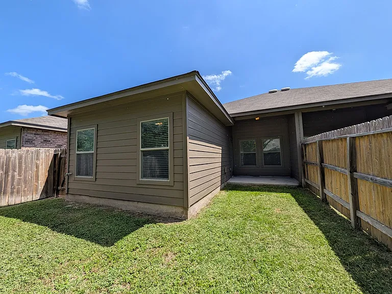 1211 Old FM 306 — Photo 20