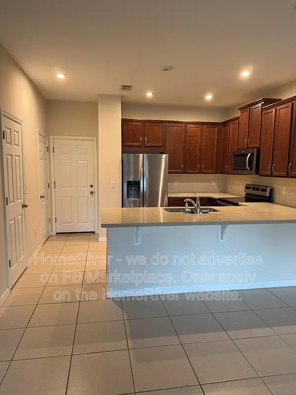 3 bed, 2.5 bath, 1665 sqft, $2,395 — Photo 3