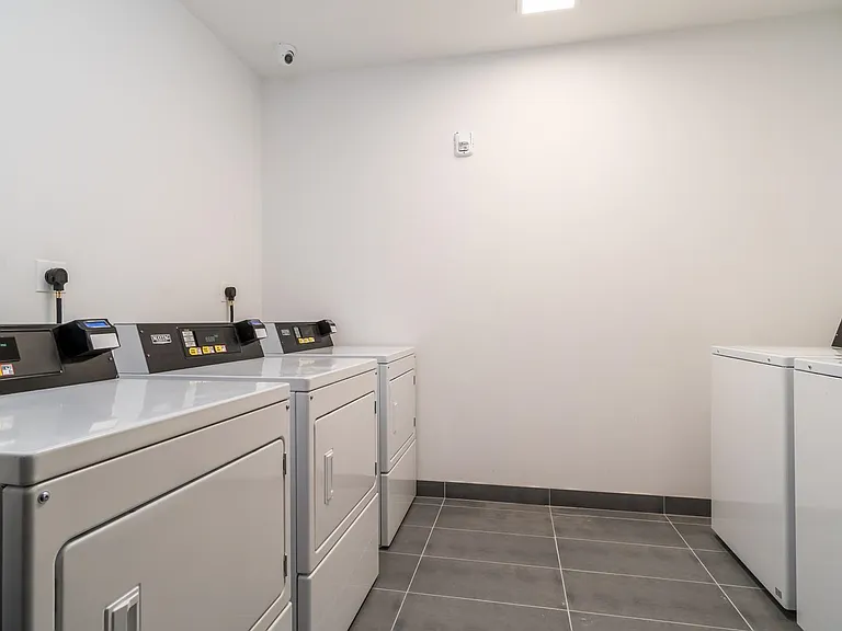 6122 Hudson Ave #2K — Photo 24