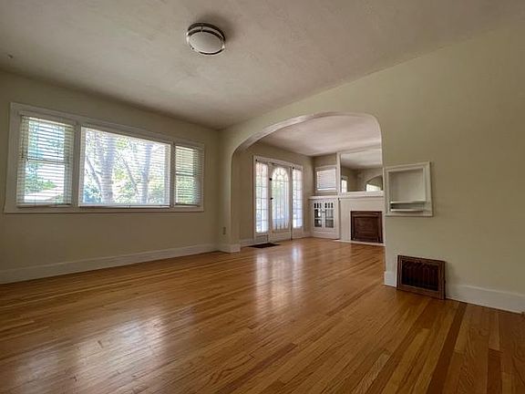 3rd image of 1007 E Elm Ave