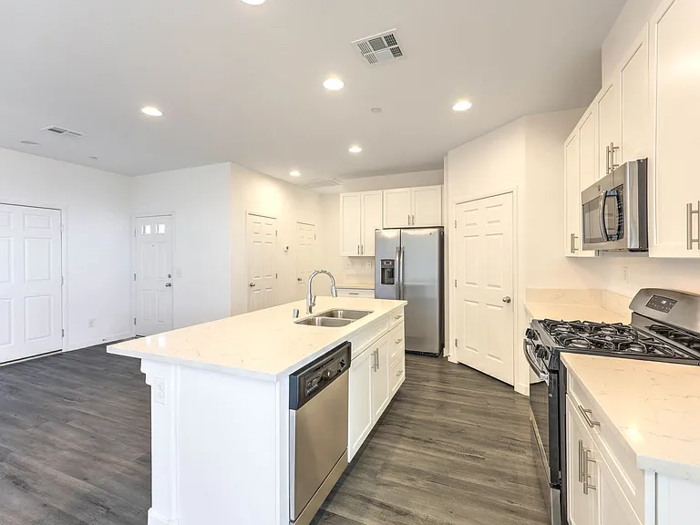 1535 Franklin Ln — Photo 10