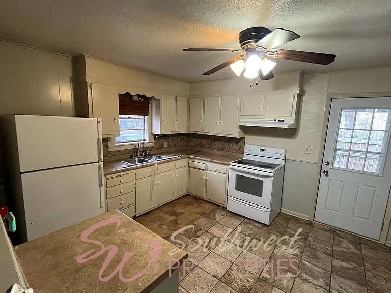 726 N Barton St — Photo 5