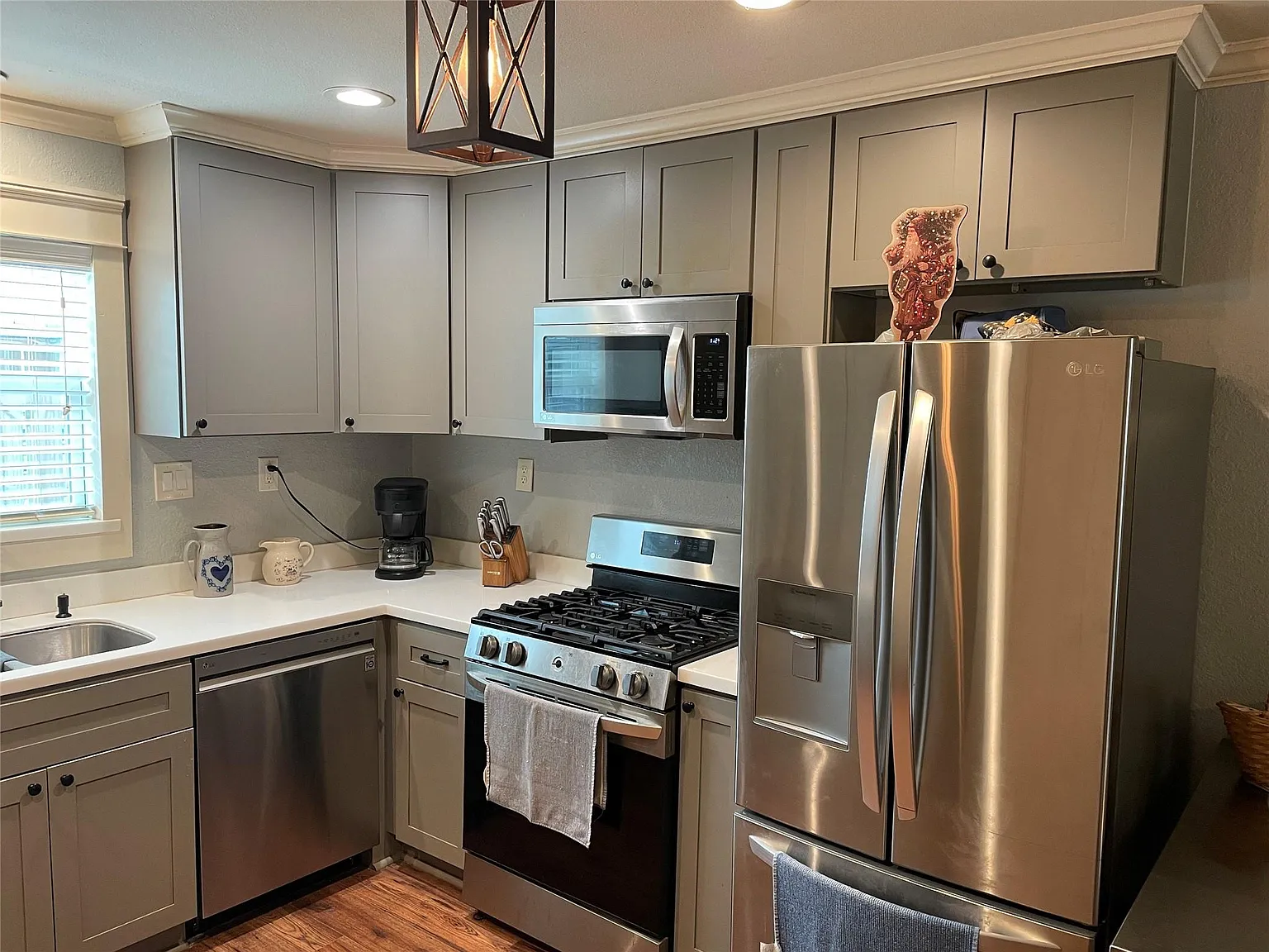 3 bed, 2.0 bath, 899 sqft, $2,100 — Photo 3