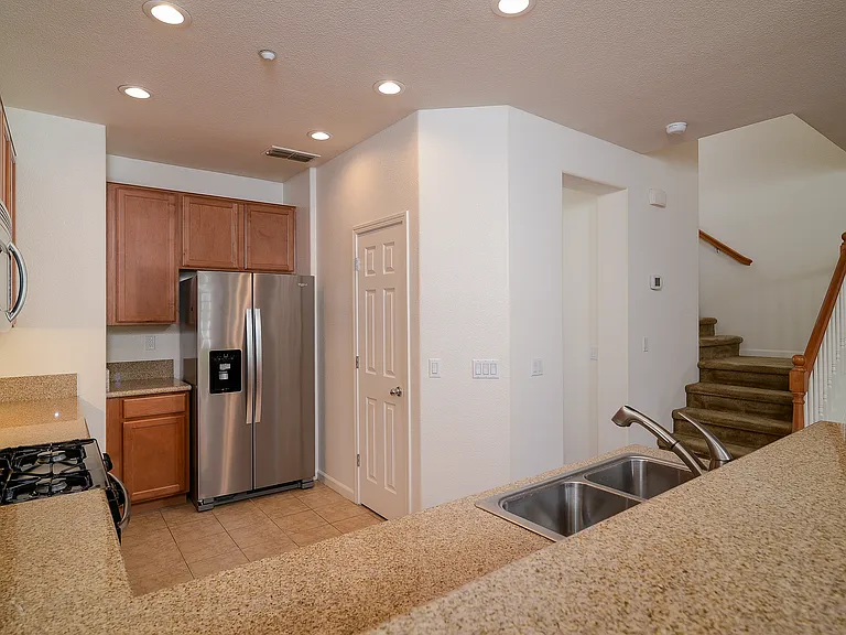 2300 Las Palomas Loop — Photo 3