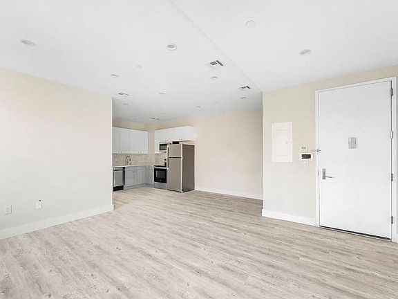 3rd image of 948 Bergen St #3C