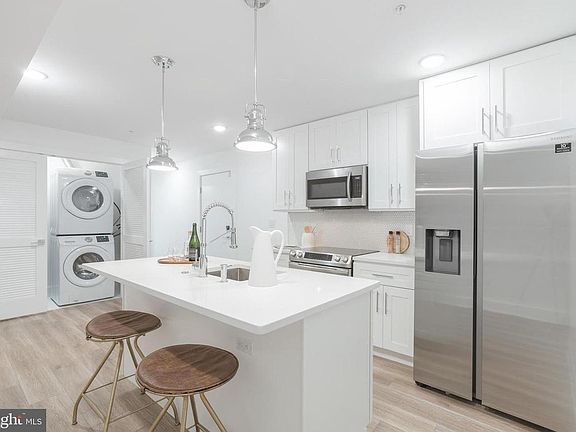 4th image of 1931 E Huntingdon St #2