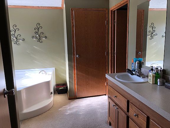 Master bath, jetted tub