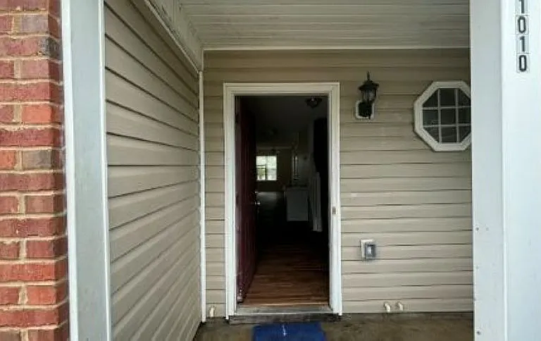 1010 Maple Valley Ct — Photo 1