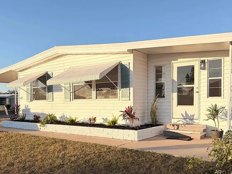 482 Outer Dr — Photo 1