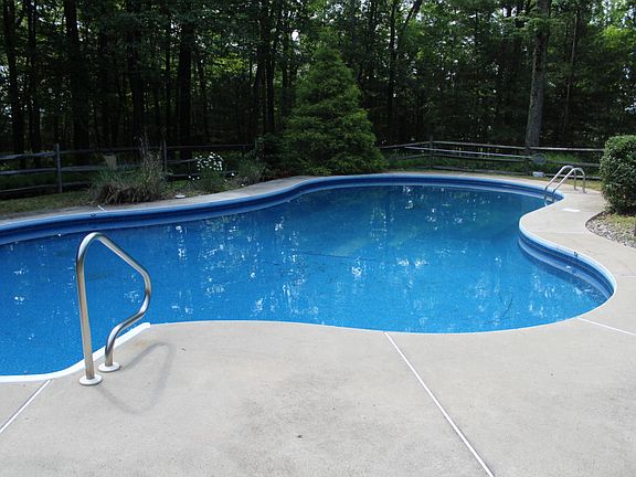 3rd image of 410 Kennetta Ln