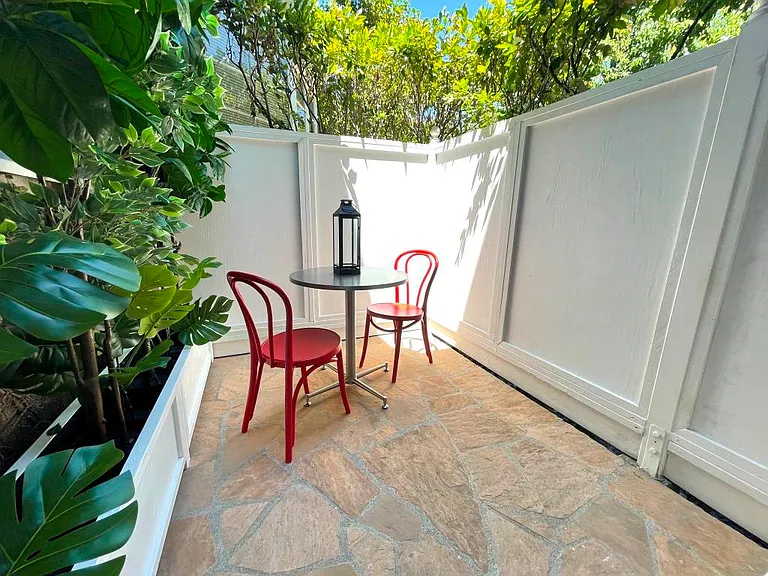 2285 N Beachwood Dr #5 — Photo 33