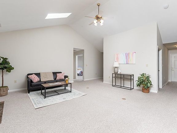4th image of 210 Red Oak Dr