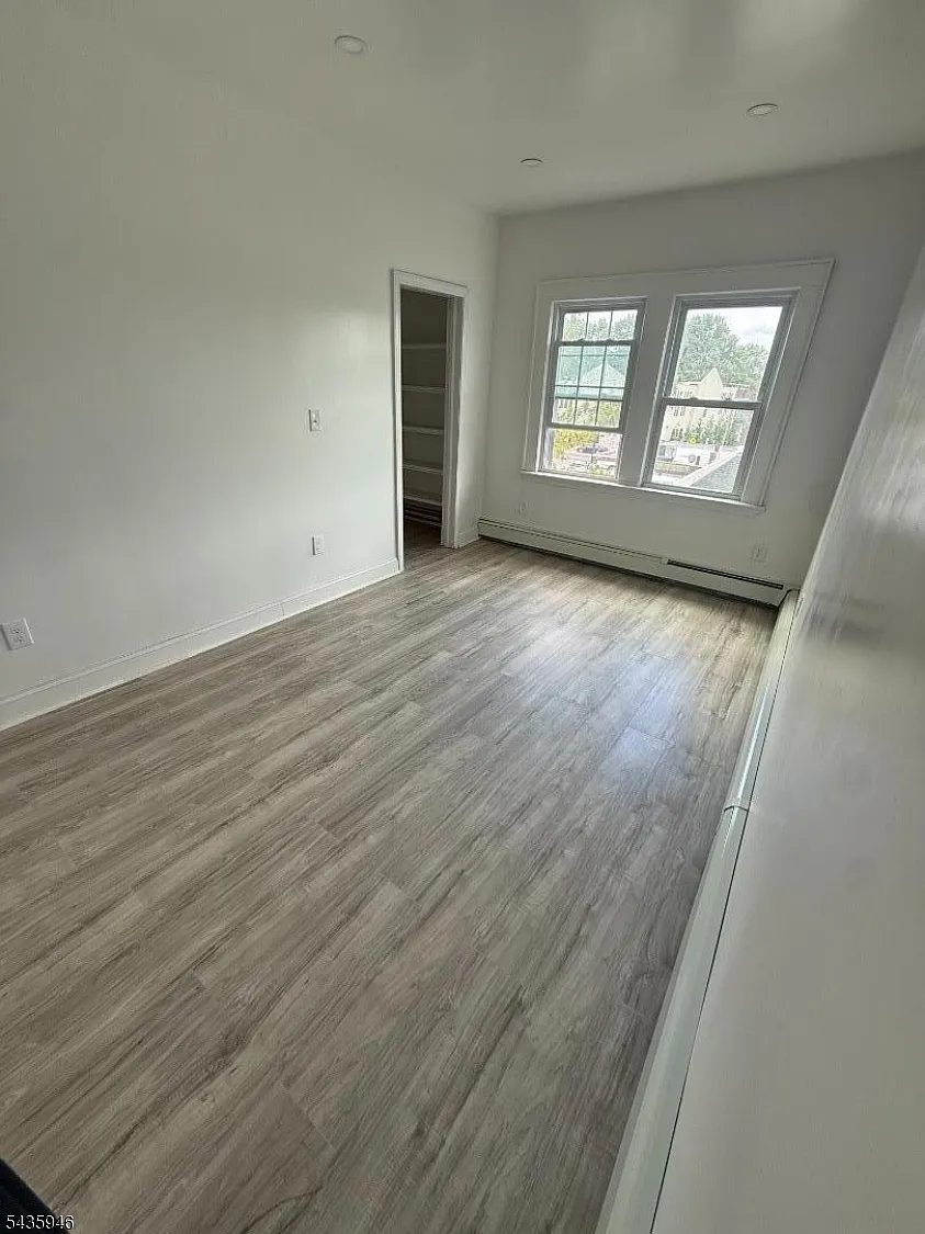 2 bed, 1.0 bath, 700 sqft, $1,900 — Photo 2