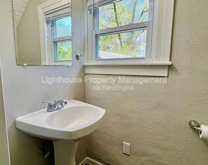 708 Elizabeth St — Photo 14