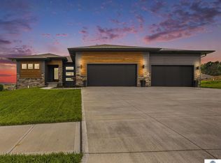 6914 Port Royal Dr, Papillion, NE 68133