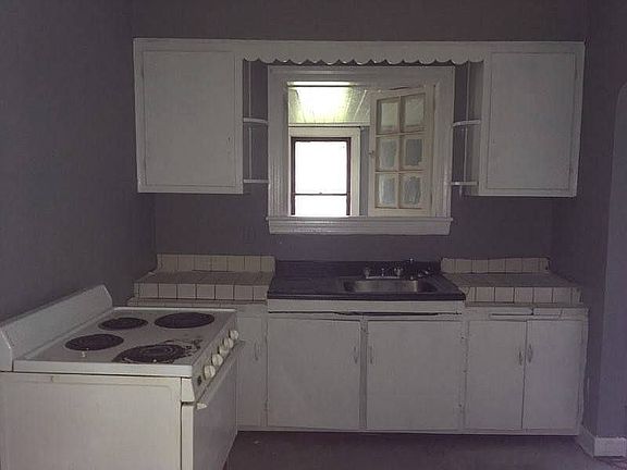 2nd image of 32 Republic Ave