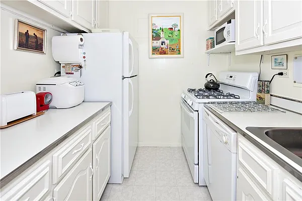 Sold by Douglas Elliman | media 21