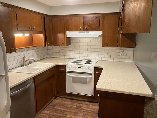 3125 W Indian Trail Rd — Photo 10
