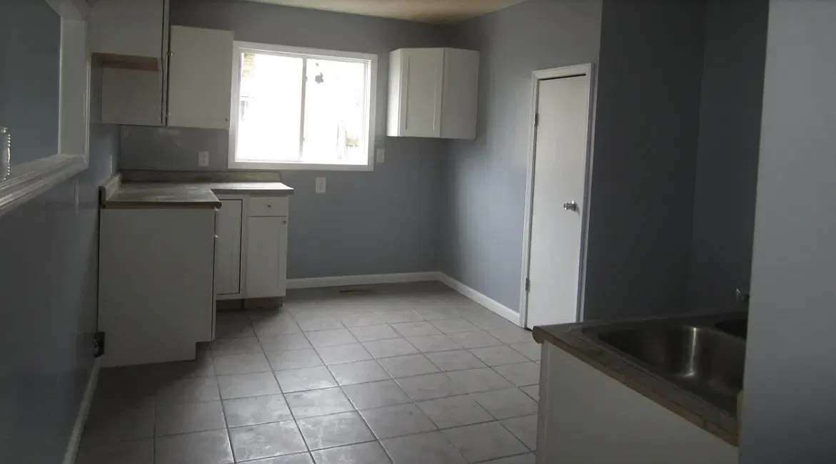 3 bed, 960 sqft, $1,300 — Photo 2