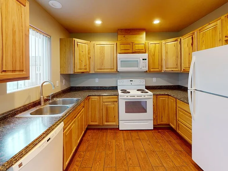 550 SE 7th St #C — Photo 6