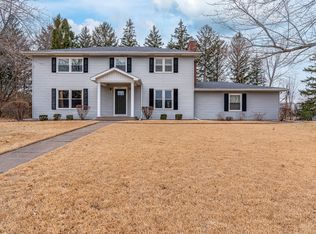 5013 Coachman Ct, Bettendorf, IA 52722