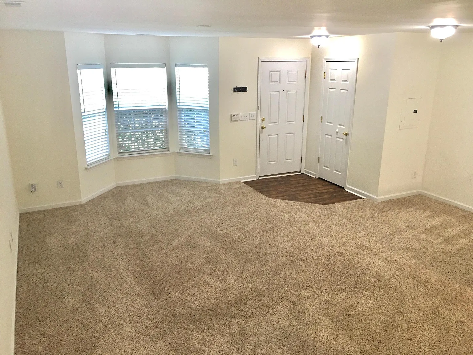 3 bed, 2.5 bath, 1561 sqft, $1,600 — Photo 2