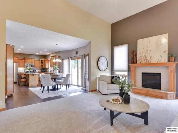 19821 Douglas Cir, Elkhorn, NE 68022