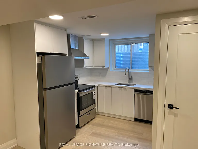 3271 Pilcom Cres #LOWER — Photo 13