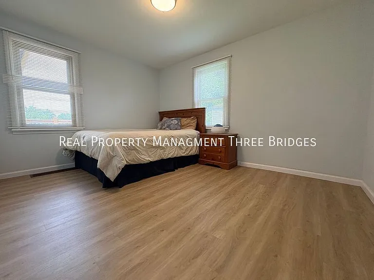 10335 Lackland Rd — Photo 10