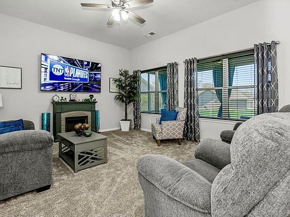4th image of 404 NE Chestnut Ct