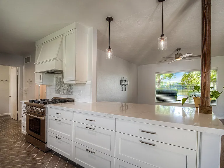 1526 W Windsor Ave — Photo 5