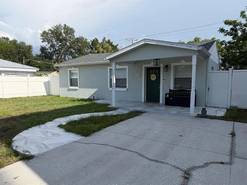 3 bed, 2.0 bath, 1296 sqft, $3,200 — Photo 1