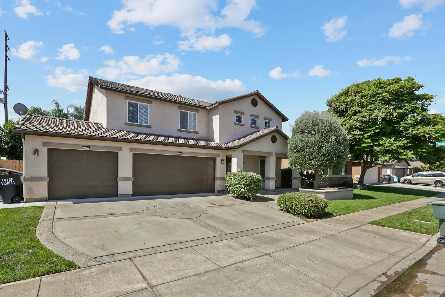 2439 E Arlen Ave photo 1