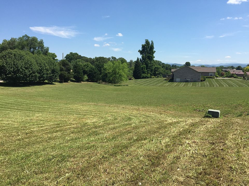 1st image of 404 Sweet Briar Dr