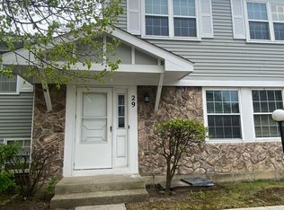 29 Wildwood Ct, Vernon Hills, IL 60061