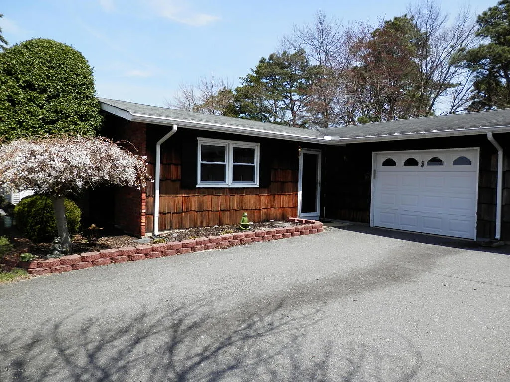 104 Clay Cir photo 1