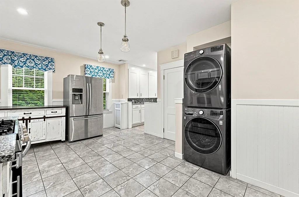 3 bed, 1.0 bath, 1500 sqft, $3,700 — Photo 3