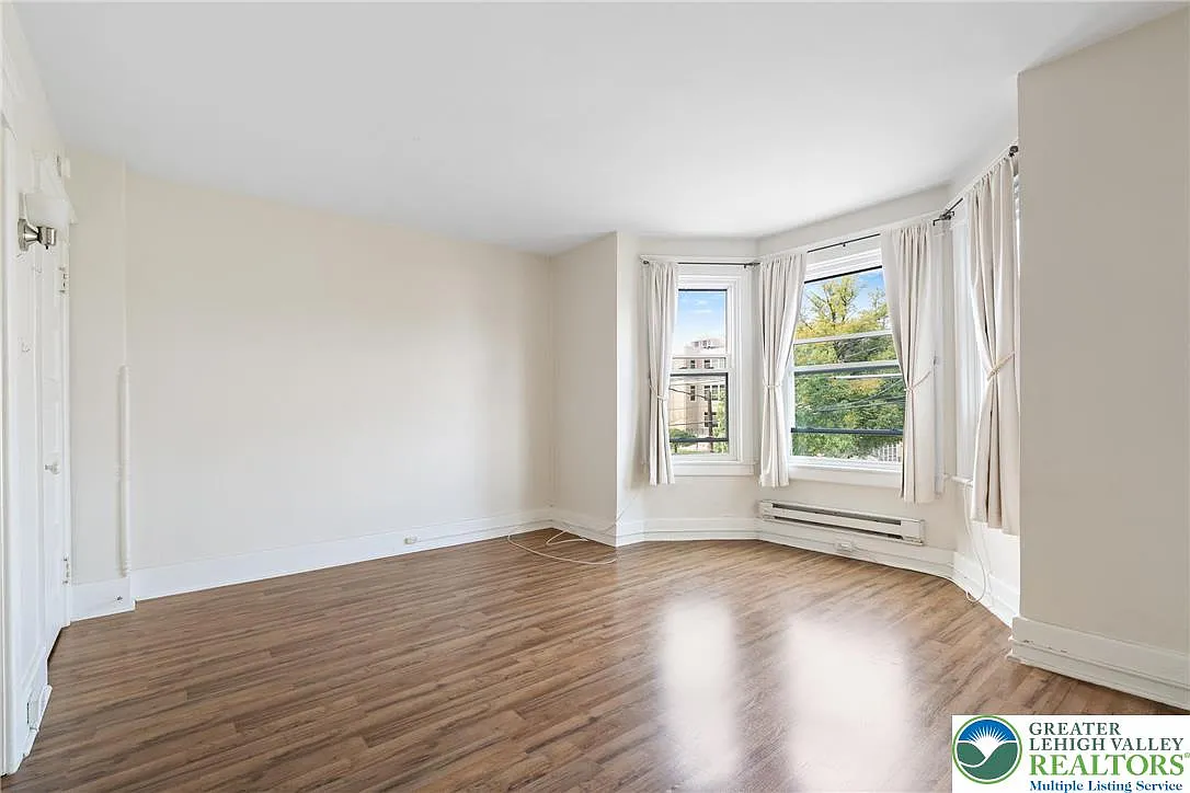 2 bed, 1.0 bath, 1400 sqft, $1,475 — Photo 2