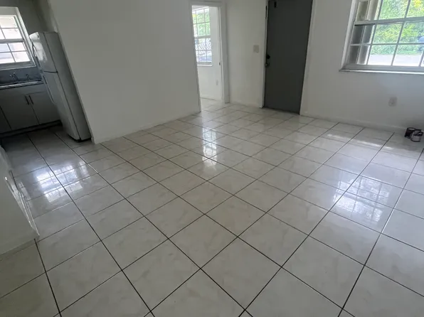 9505 NW 2nd Ct, Miami, FL 33150